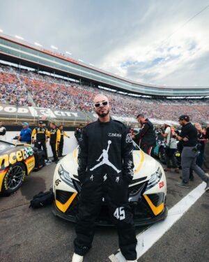 J Balvin Instagram - Es un honor para mi poder tener a mi lado a personas que siempre he admirado y hoy ver que somos un equipo, que somos amigos y que somos embajadores del atardecer de Medellín en mi propio carro en Nascar! Nunca dejen de soñar y trabajar por cumplir los objetivos ⚡️ GRACIAS Jordan, gracias @tyler_reddick