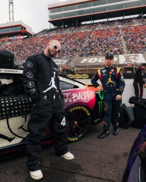 J Balvin Instagram - Es un honor para mi poder tener a mi lado a personas que siempre he admirado y hoy ver que somos un equipo, que somos amigos y que somos embajadores del atardecer de Medellín en mi propio carro en Nascar! Nunca dejen de soñar y trabajar por cumplir los objetivos ⚡️ GRACIAS Jordan, gracias @tyler_reddick