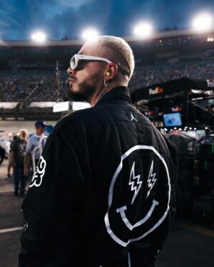 J Balvin Instagram - Es un honor para mi poder tener a mi lado a personas que siempre he admirado y hoy ver que somos un equipo, que somos amigos y que somos embajadores del atardecer de Medellín en mi propio carro en Nascar! Nunca dejen de soñar y trabajar por cumplir los objetivos ⚡️ GRACIAS Jordan, gracias @tyler_reddick