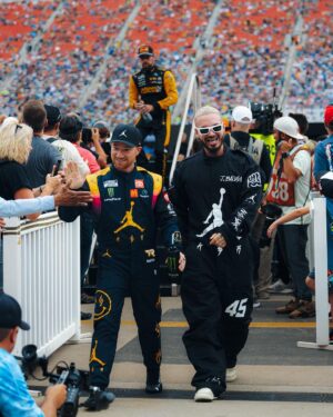 J Balvin Instagram - Es un honor para mi poder tener a mi lado a personas que siempre he admirado y hoy ver que somos un equipo, que somos amigos y que somos embajadores del atardecer de Medellín en mi propio carro en Nascar! Nunca dejen de soñar y trabajar por cumplir los objetivos ⚡️ GRACIAS Jordan, gracias @tyler_reddick