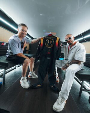 J Balvin Instagram - Es un honor para mi poder tener a mi lado a personas que siempre he admirado y hoy ver que somos un equipo, que somos amigos y que somos embajadores del atardecer de Medellín en mi propio carro en Nascar! Nunca dejen de soñar y trabajar por cumplir los objetivos ⚡️ GRACIAS Jordan, gracias @tyler_reddick