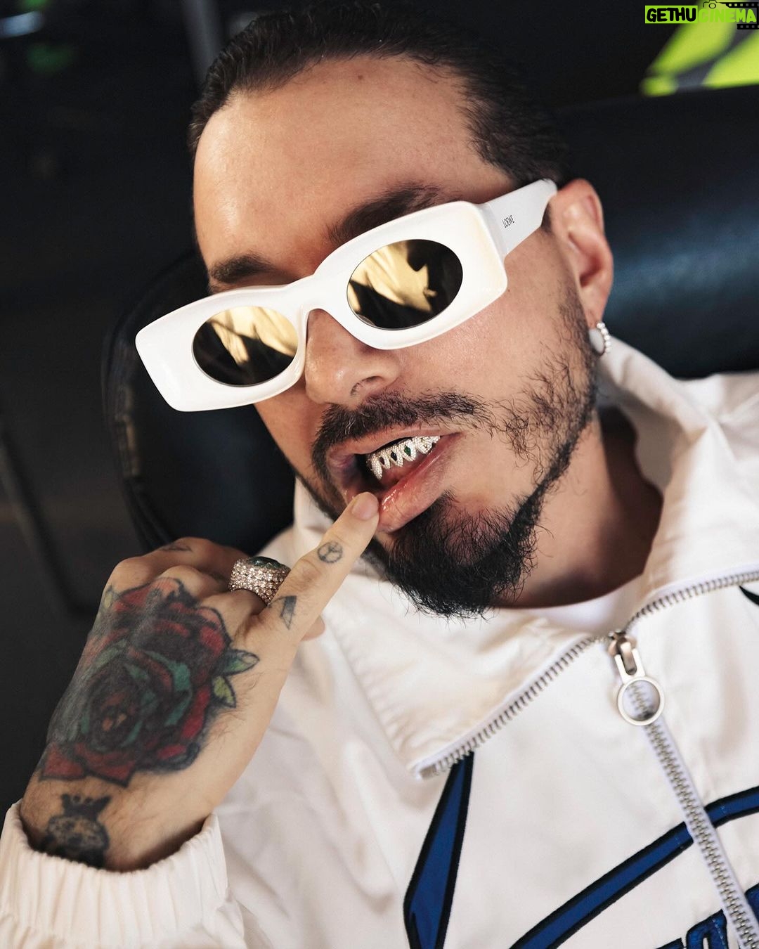 J Balvin Instagram - 1. Que Chimba 2. Sonido, sonido, soundcheck 3. Con la jefa en camino 4. Como dice? @f1 5. Outfit check 6. Con mi amigo @richardmille 7. Con mi otro amigo 8. El cono 😂 9. Mi gente 10. J Balvin men @spherevegas