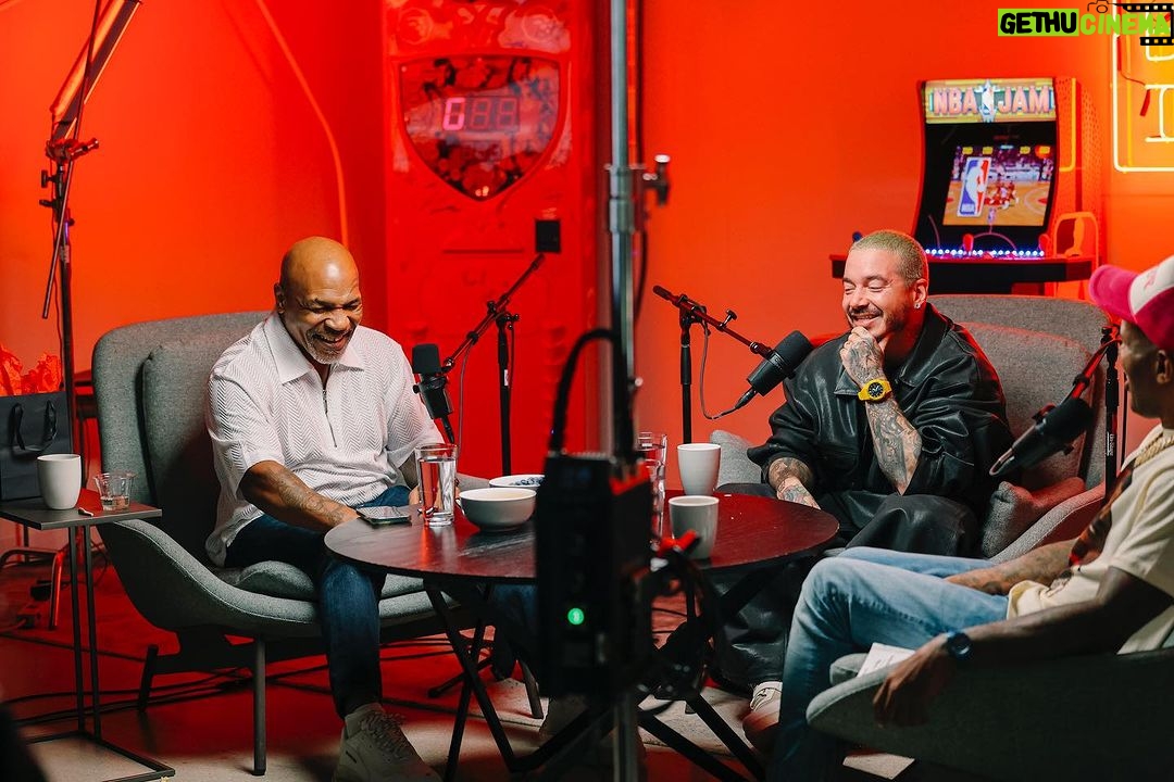 J Balvin Instagram - Siempre le saco sonrisas hasta a los mas bravos 😅 @miketyson #hotboxinpodcast