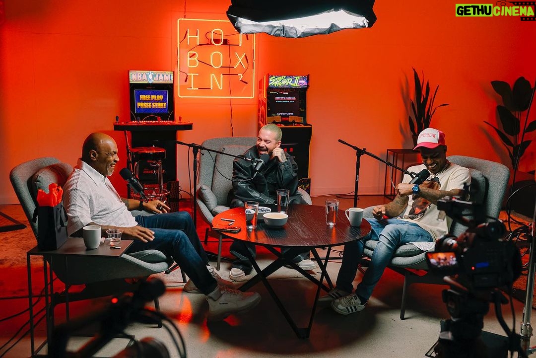 J Balvin Instagram - Siempre le saco sonrisas hasta a los mas bravos 😅 @miketyson #hotboxinpodcast