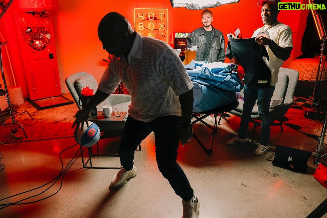 J Balvin Instagram - Siempre le saco sonrisas hasta a los mas bravos 😅 @miketyson #hotboxinpodcast
