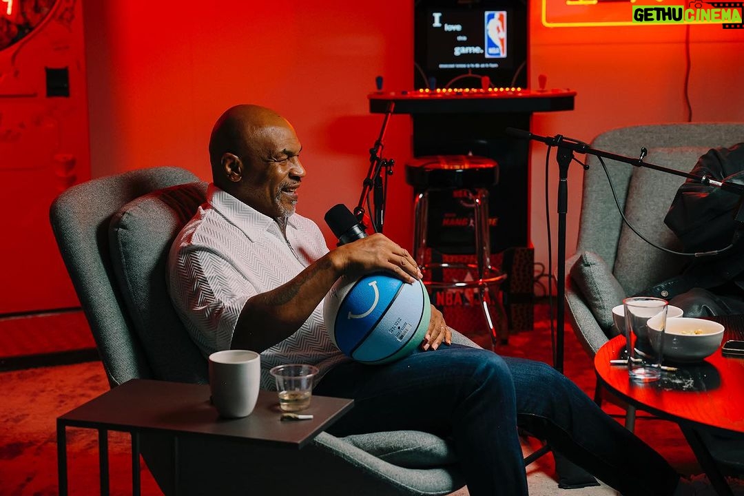 J Balvin Instagram - Siempre le saco sonrisas hasta a los mas bravos 😅 @miketyson #hotboxinpodcast