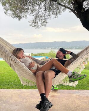 J Balvin Instagram - Me enorgullece tanto el ser humano que soy hoy día
Me tomé mi tiempo pa' gozar de esta sabiduría
Mejoré mis hábitos no hago cosas que antes hacía
Y es por la gracia de Dios que me siento con alegría.
Sonríe