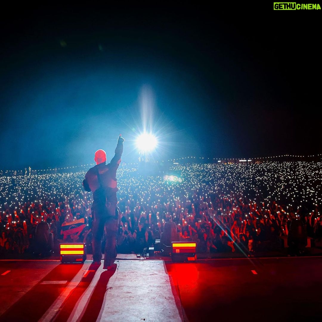 J Balvin Instagram - 3 continentes conectados en una misma vibra, la de sonreír y de la felicidad. La mantuvimos en ALTA Australia, Europa y Singapur ⚡️⚡GRACIAS Empezamos esta nueva etapa, SALUTE que ya lo que sigue es Nueva Música y sonrían que esto es un raticooo.