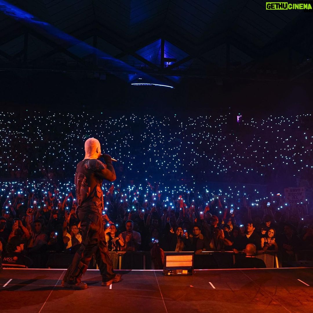 J Balvin Instagram - 3 continentes conectados en una misma vibra, la de sonreír y de la felicidad. La mantuvimos en ALTA Australia, Europa y Singapur ⚡️⚡GRACIAS Empezamos esta nueva etapa, SALUTE que ya lo que sigue es Nueva Música y sonrían que esto es un raticooo.