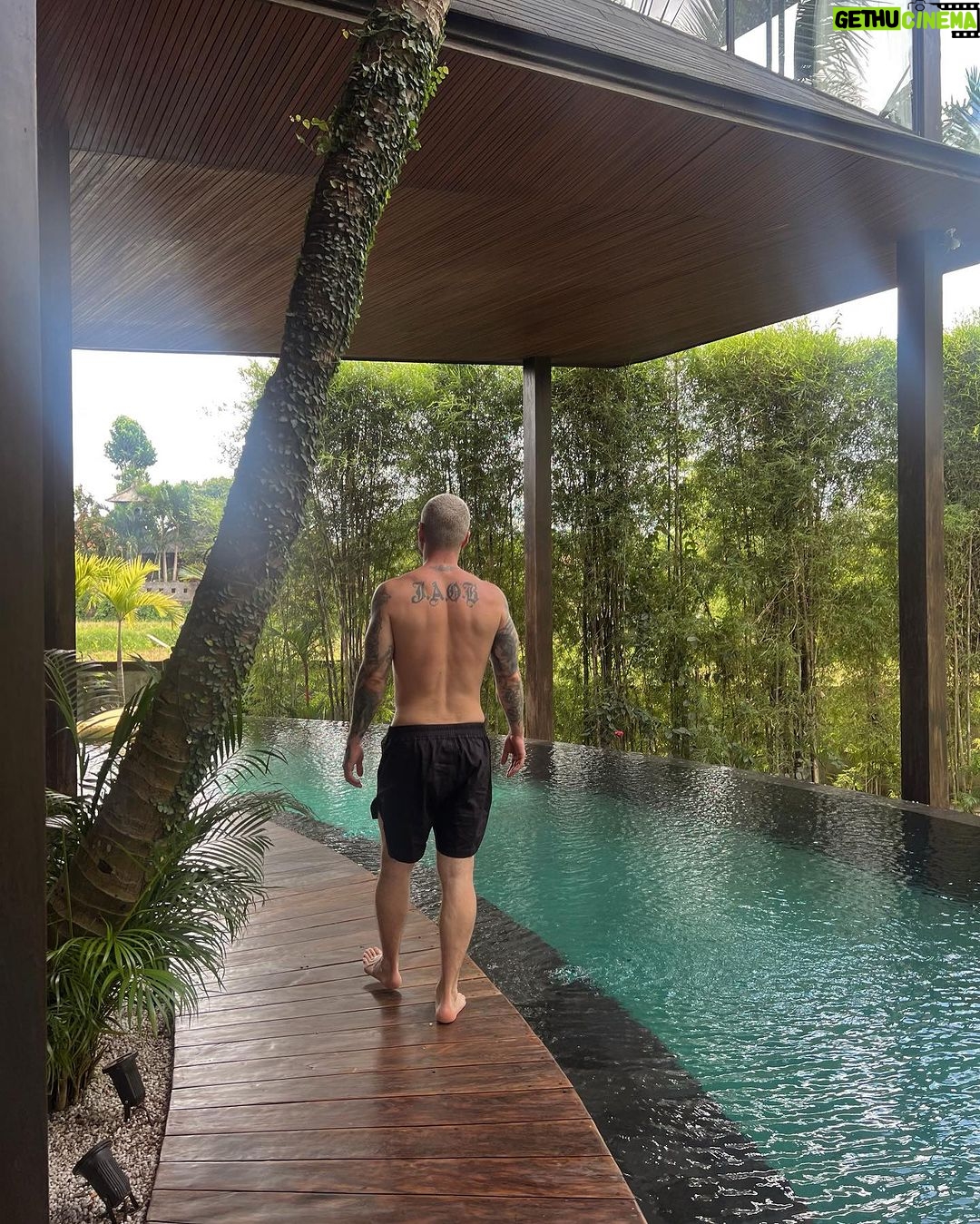 J Balvin Instagram - Ahรญ dejo pa que vean lo sexy que estoy ๐๐๐y la ultima foto es la mรกs dura ๐ฅ๐จ๐ด #EnAlta