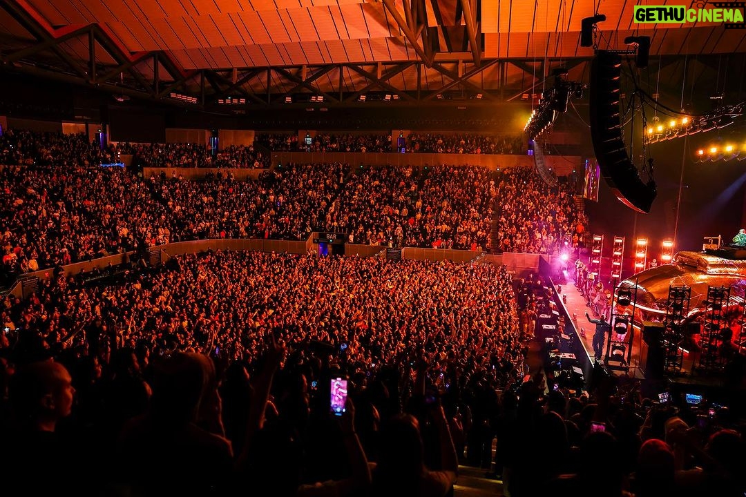 J Balvin Instagram - Nuevo Record del LATINO GANG !! Melbourne -Australia . Estamos mejor que ayer GRACIAS A DIOS!! En Alta!! Melbourne, Victoria, Australia