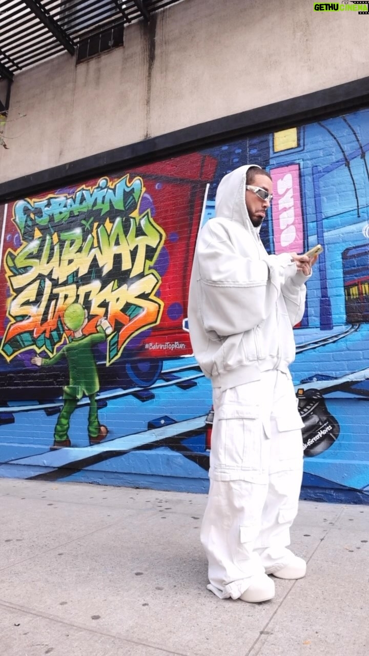 J Balvin Instagram - Mi gente ⚡️juega Subway Surfers y vence mi top score, hay premios brutales! Beat my top score in @subwaysurfers and show me who’s the best! ️ Checkout @subwaysurfers LET’S PLAY #BalvinsTopRun #SubwaySurfers #MakeGreenMoves