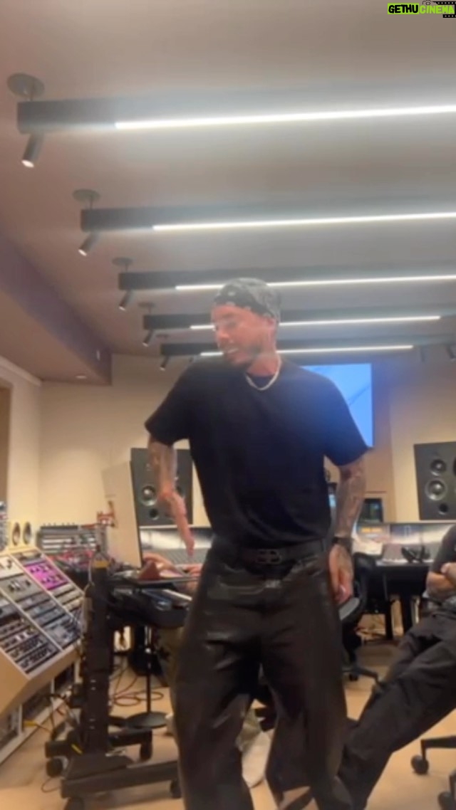 J Balvin Instagram - Los verdaderos pasos 🤣🤣🤣🤣🤣🤣🤣