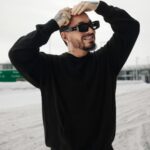J Balvin Instagram - Amigos behind the scenes 🎥🥶 Cuando me preguntan por qué decidí grabar en Alaska?? Pues… fue la culpa de la rutina 😅