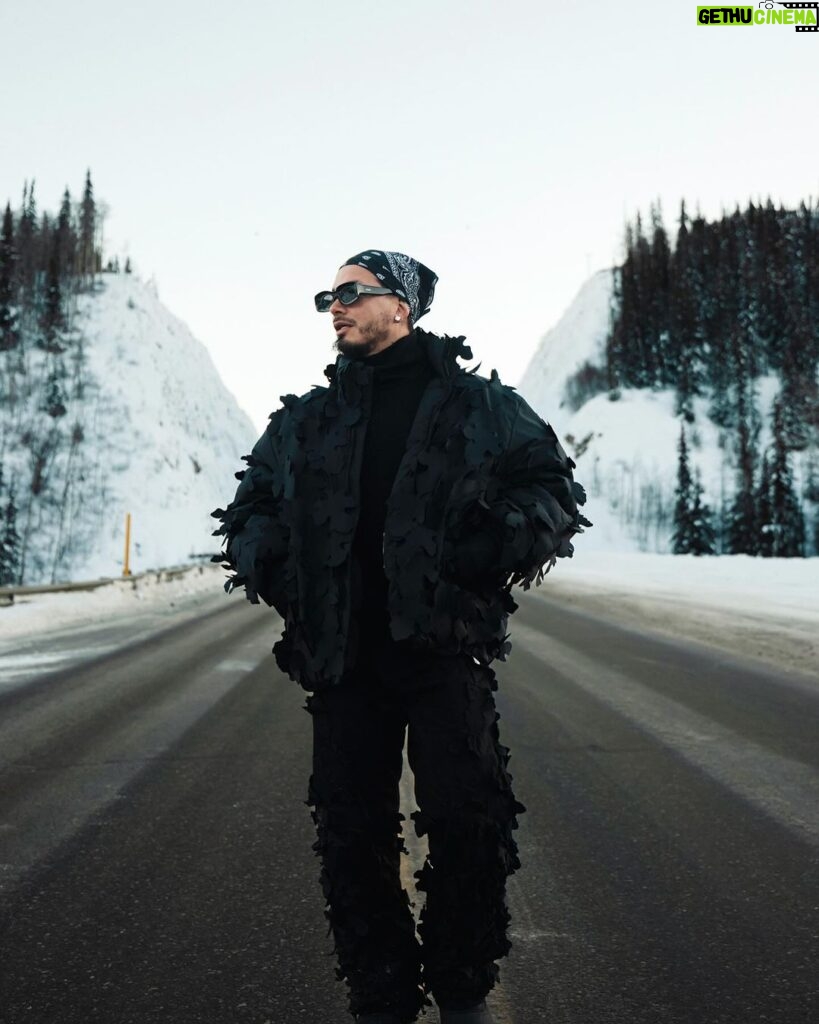 J Balvin Instagram - Amigos behind the scenes 🎥🥶 Cuando me preguntan por qué decidí grabar en Alaska?? Pues… fue la culpa de la rutina 😅