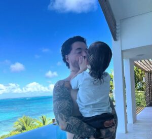 J Balvin Instagram - Con  Río en el Mar !! Enfocado en  en el  simple arte de importarme un culo todo . ⚡️⚡️⚡️