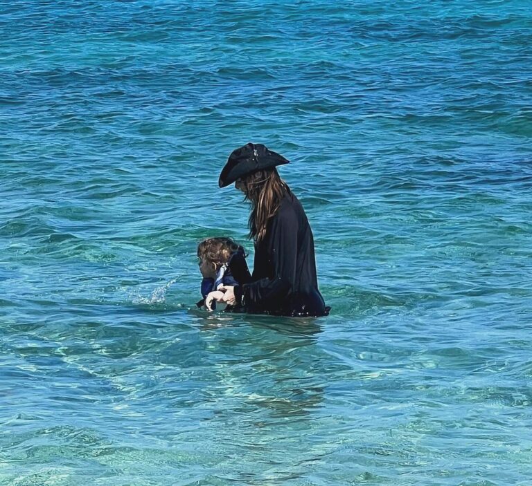 J Balvin Instagram - Con Río en el Mar !! Enfocado en en el simple arte de importarme un culo todo . ⚡️⚡️⚡️