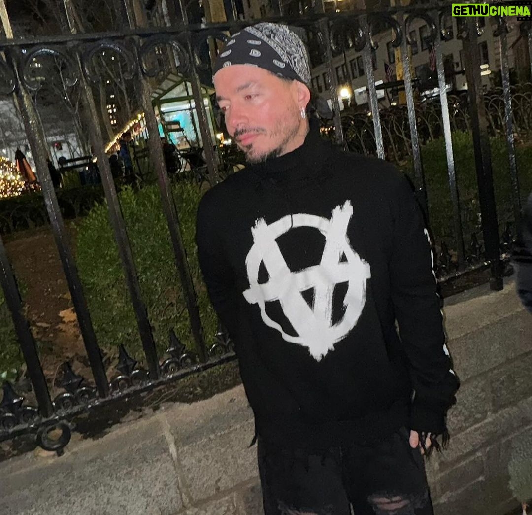 J Balvin Instagram - Días llenos de agradecimiento y familia 🙏 #2024 Jose, ahora es #tiempodebalvin