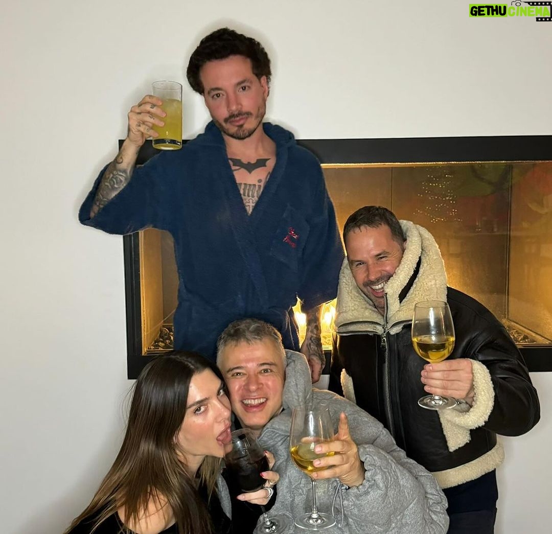J Balvin Instagram - Días llenos de agradecimiento y familia 🙏 #2024 Jose, ahora es #tiempodebalvin