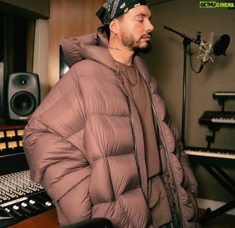 J Balvin Instagram - Días llenos de agradecimiento y familia 🙏 #2024 Jose, ahora es #tiempodebalvin