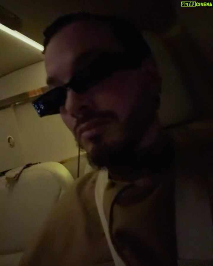 J Balvin Instagram - Empezamos cantando en Medellín-Castilla y hoy en Arabia Saudita, que bueno es vivir el proceso . En el último video es chiste navideño de pope como buen paisa 😂😂😂