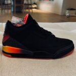 J Balvin Instagram - Empecemos el año con pie derecho !! Río Jordan 3s . Basado en la luz que me da mi hijo( osea en la suela que representa la luz cuando está oscuro ) por eso este año está lleno de LUZ⚡️⚡️⚡️ 2024