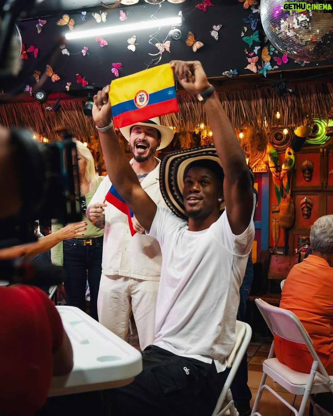 J Balvin Instagram - Un par de amigos para celebrar tanto cariño que ha recibido “Amigos”⚡