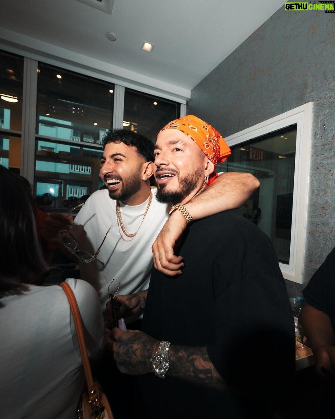 J Balvin Instagram - Un par de amigos para celebrar tanto cariño que ha recibido “Amigos”⚡