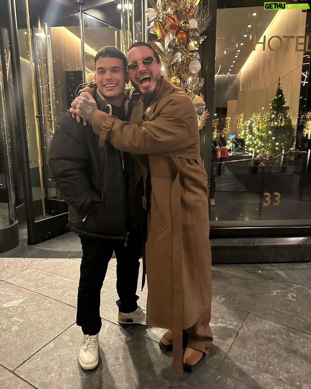 J Balvin Instagram - Un par de amigos para celebrar tanto cariño que ha recibido “Amigos”⚡