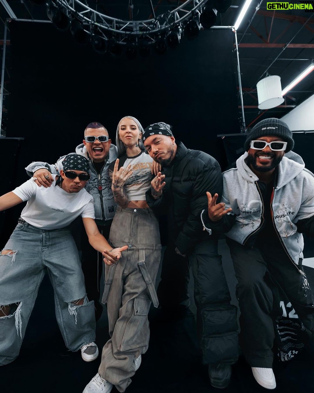 J Balvin Instagram - Un par de amigos para celebrar tanto cariño que ha recibido “Amigos”⚡
