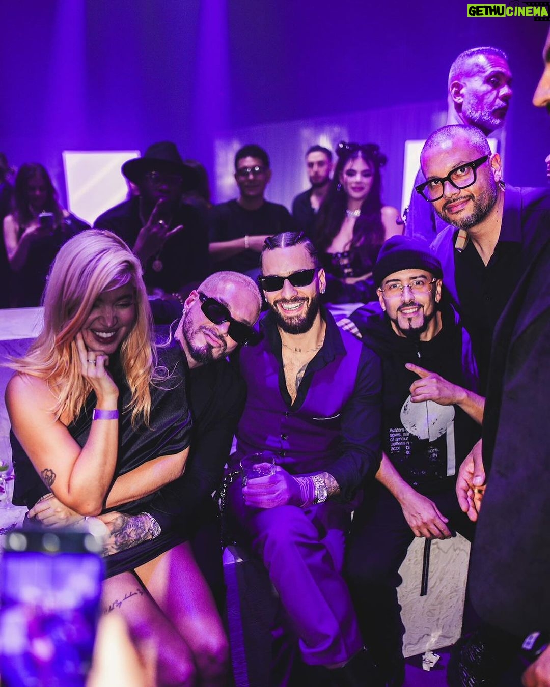 J Balvin Instagram - Un par de amigos para celebrar tanto cariño que ha recibido “Amigos”⚡
