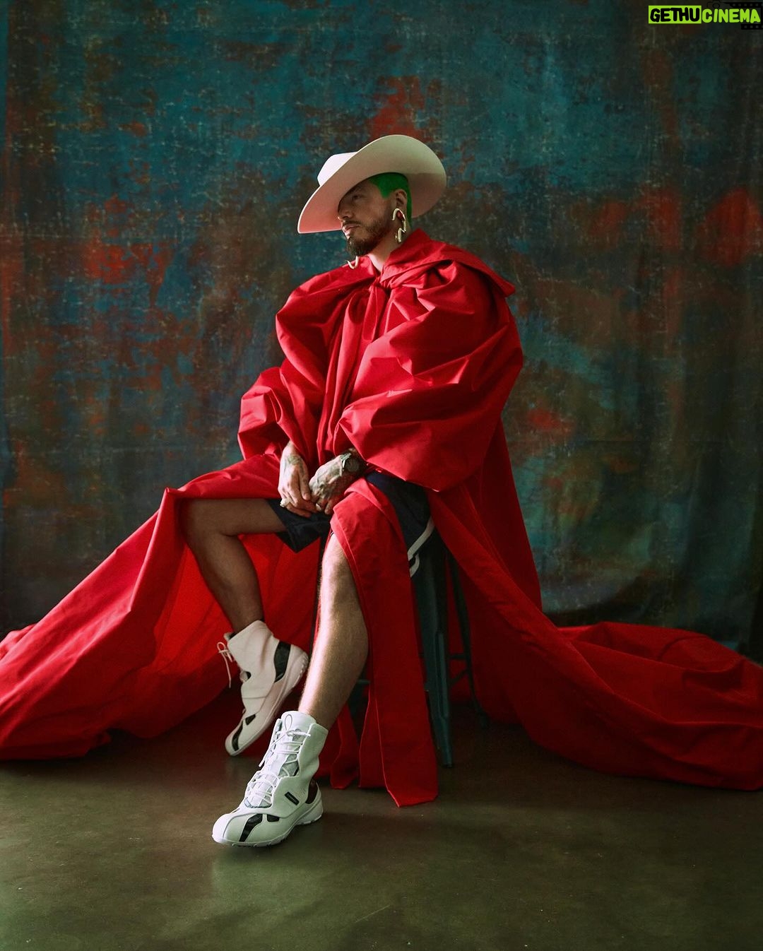 J Balvin Instagram - Tantas fotos nos tomamos que nunca publique… @alexa_nypost @gregswalesart