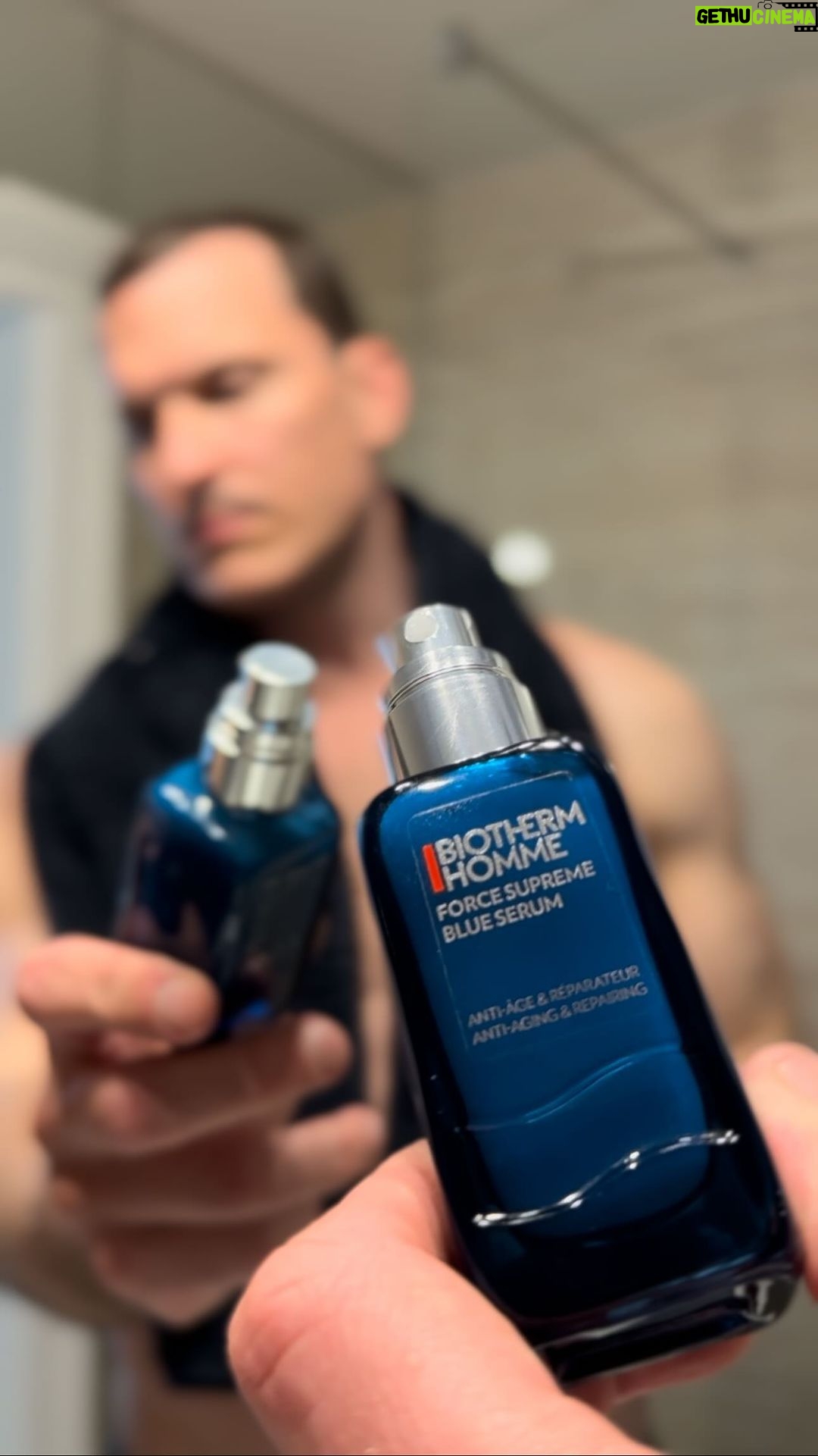 Ján Koleník Instagram - 💧Potrebujem sprchu. Voda je regenerácia. Moje telo, hlava, tvár, denne dostávajú zabrať. @Biotherm Force Supreme Blue sérum pre mužov, koriguje a redukuje únavu, starnutie a dodáva pleti pružnosť. 🟦 A modrú mám rád: Modré riasy, Pro-retinol, Pro-Xylane™ a Life Plankton™. A navyše je to ekologické: 92% biologicky odbúrateľné, 78% obnoviteľné, 91% prírodné, 18% recyklované sklo, krabička z recyklovateľného papiera, bez celofánu. #MasterYourSkinAge #BeWaterLover #spolupraca ENGINE by Alex-Productions | https://onsound.eu/ Music promoted by https://www.free-stock-music.com Creative Commons / Attribution 3.0 Unported License (CC BY 3.0) https://creativecommons.org/licenses/by/3.0/deed.en_US