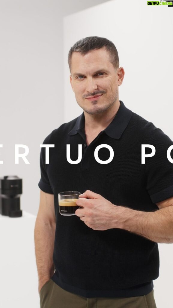 Ján Koleník Instagram - ☕️ Ktorý kávovar mi namieša 4 veľkosti obľúbenej kávy s bohatou cremou, podľa jedinečného čiarového kódu, a je ešte kompaktnejší a 6x farebnejší? Nový VERTUO POP v rytme mojej nálady od @nespresso.sk ❤️ #VertuoPop #VertuoMania #NespressoSK