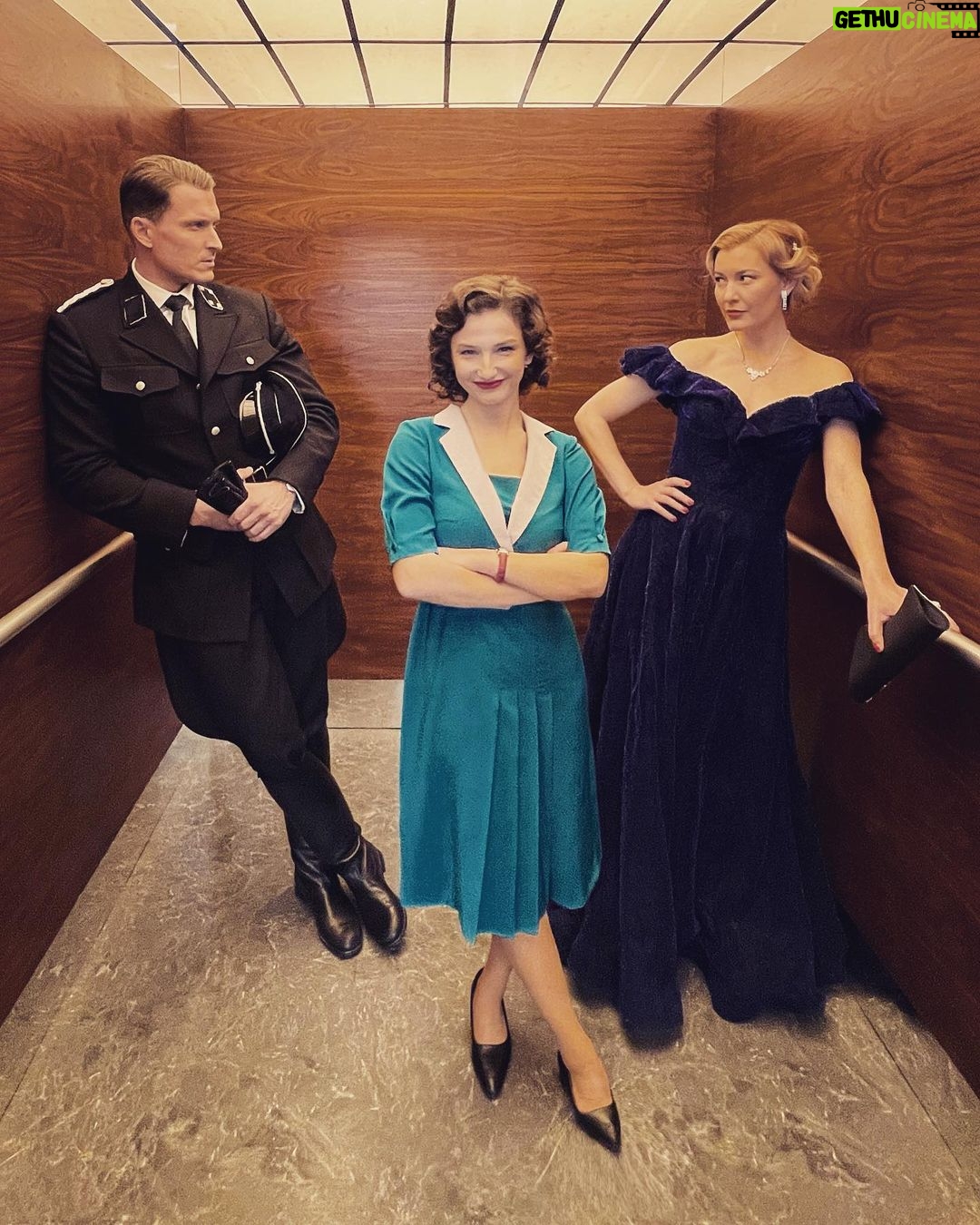 Ján Koleník Instagram - 📺 “Dunaj - k vaším službám” @tvmarkizaofficial @janamajeska @petyadubay @jan_kolenik