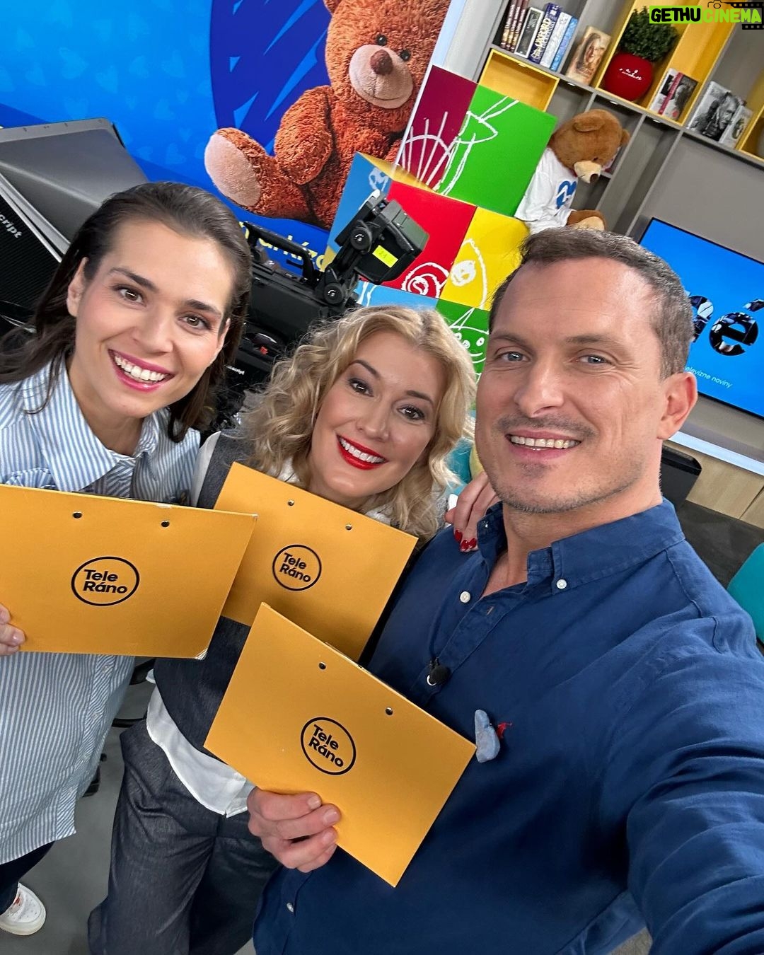 Ján Koleník Instagram - 📺💙 Dnes vážne aj veselo, pomáhame peknej veci a zbierame prostriedky na vybudovanie denného stacionára, pre deti s duševnými problémami v Martine. Stačí poslať sms v tvare DMS(medzera)NADACIAMARKIZA na číslo 877 @nadaciamarkizaofficial @telerano @tvmarkizaofficial