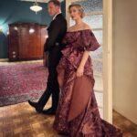 Ján Koleník Instagram - Helga sa chcela pochváliť šatami od Waltera… #klausovci #dunajkvasimsluzbam @tvmarkizaofficial