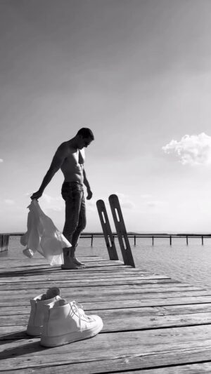 Ján Koleník Instagram - 🌊 SOM GIÒ, pretože každý deň hľadám únik zo všednosti, do sveta nových vnemov a zážitkov. Vždy v úzkom vzťahu s prírodou. Nový GIORGIO ARMANI ACQUA DI GIÒ PARFUM, prináša intenzívny zážitok sviežosti, symboliky tajomnej krajiny odolávajúcej sile vody. Nadčasovosť a udržateľnosť kolekcie symbolizuje ekologický flakón, ktorý je doplniteľný a chráni hodnoty pre ochranu planéty.

Pri kúpe akejkoľvek doplniteľnej vône Armani Beauty na @notino_cz alebo @notino_sk značka vysadí 1 strom, a pri kúpe náhradnej náplne - 2 stromy - s cieľom neutralizácie uhlíkovej stopy 🌲🌳

@Armanibeauty #ArmaniBeauty #AcquaDiGiò #mynotino #spolupraca