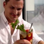 Ján Koleník Instagram - ☕️🍉🧊 V rámci čakania na letné dni Vám namiešam letný fresh kávový drink v duchu CALIFORNIA DREAMING od @nespresso.sk Za mňa 👍🏻😉 JUICY WATERMELON FIZZ 1. Do vysokého pohára vložte 6 kociek ľadu a kúsky červeného melónu. 2. Prilejte 15 ml trstinového sirupu a pridajte lístky čerstvej mäty. Potom doplňte 150 ml perlivej vody a zamiešajte. 3. Do šejkru, alebo prístroja na šľahanie vložte kocku ľadu a navrch pripravte kávu z Vertuo kapsule Juicy Watermelon Over Ice (80 ml). Vyšľahajte. 4. Vytvorenou kávovou penou dolejte už pripravený pohár doplna. 5. Vychutnajte si dokonalú sviežosť a leto zároveň! 😎☀️❄️👌🏻 #SummerWithNespresso #NespressoOverIce #CaliforniaDreaming #nespressoSK #spolupraca