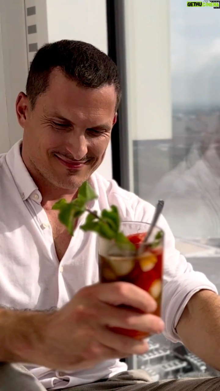 Ján Koleník Instagram - ☕️🍉🧊 V rámci čakania na letné dni Vám namiešam letný fresh kávový drink v duchu CALIFORNIA DREAMING od @nespresso.sk Za mňa 👍🏻😉 JUICY WATERMELON FIZZ 1. Do vysokého pohára vložte 6 kociek ľadu a kúsky červeného melónu. 2. Prilejte 15 ml trstinového sirupu a pridajte lístky čerstvej mäty. Potom doplňte 150 ml perlivej vody a zamiešajte. 3. Do šejkru, alebo prístroja na šľahanie vložte kocku ľadu a navrch pripravte kávu z Vertuo kapsule Juicy Watermelon Over Ice (80 ml). Vyšľahajte. 4. Vytvorenou kávovou penou dolejte už pripravený pohár doplna. 5. Vychutnajte si dokonalú sviežosť a leto zároveň! 😎☀️❄️👌🏻 #SummerWithNespresso #NespressoOverIce #CaliforniaDreaming #nespressoSK #spolupraca