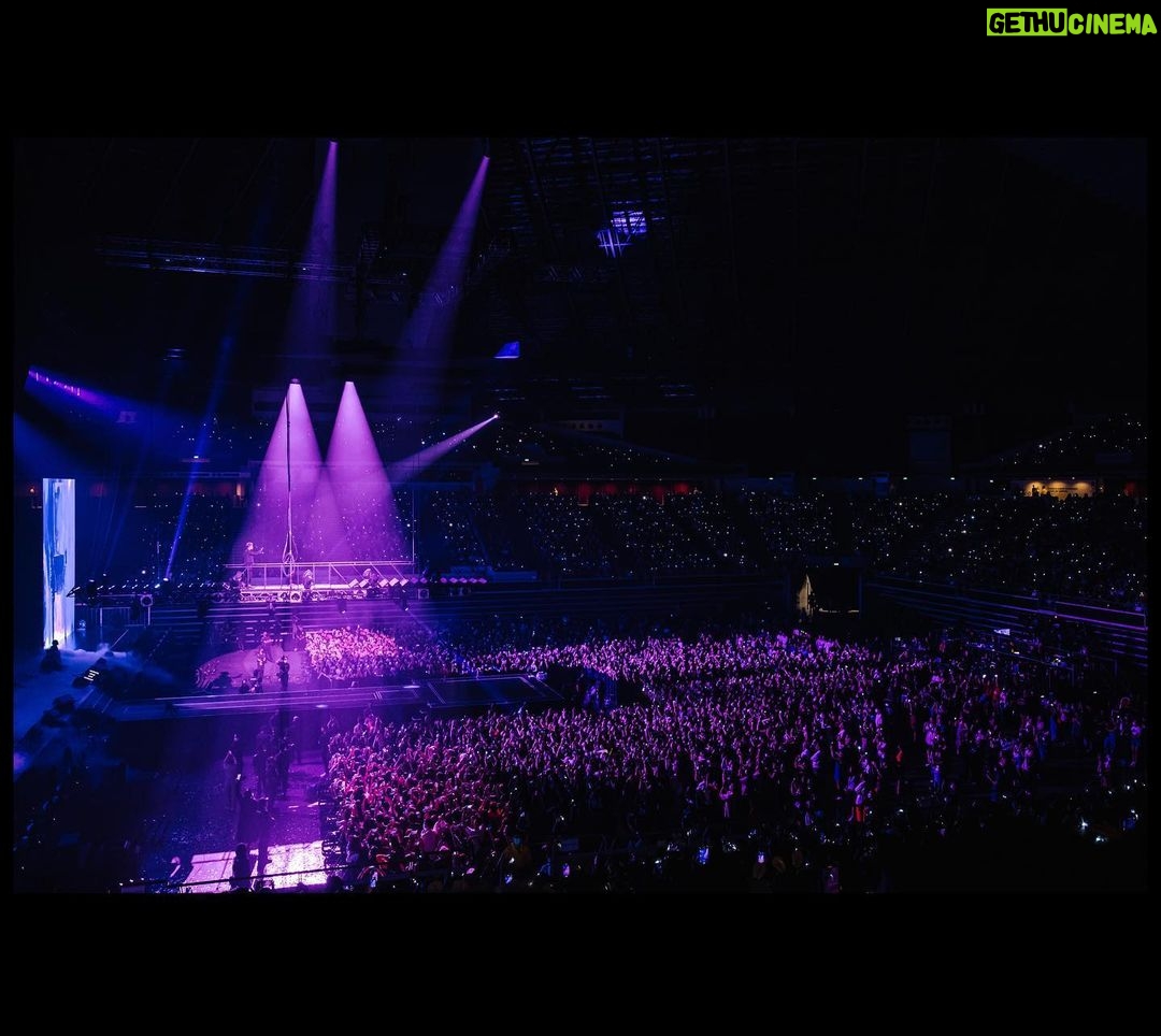 Jackson Wang Instagram - JACKSON WANG MAGIC MAN World Tour 2022 3rd Stop Singapore Singapore❤️ Hope u had fun and brought some thoughts home. It’s all about urself, Hope u all had a great Christmas 🎄 Ready for new year It’s a new start for u all and for me Be good to urself make ur own history cuz u the main role in ur story Til next time I appreciate u all and I love u all❤️ #MAGICMANWorldTour #JacksonWangWorldTour #jacksonwang #잭슨 #王嘉爾 #TEAMWANGrecords