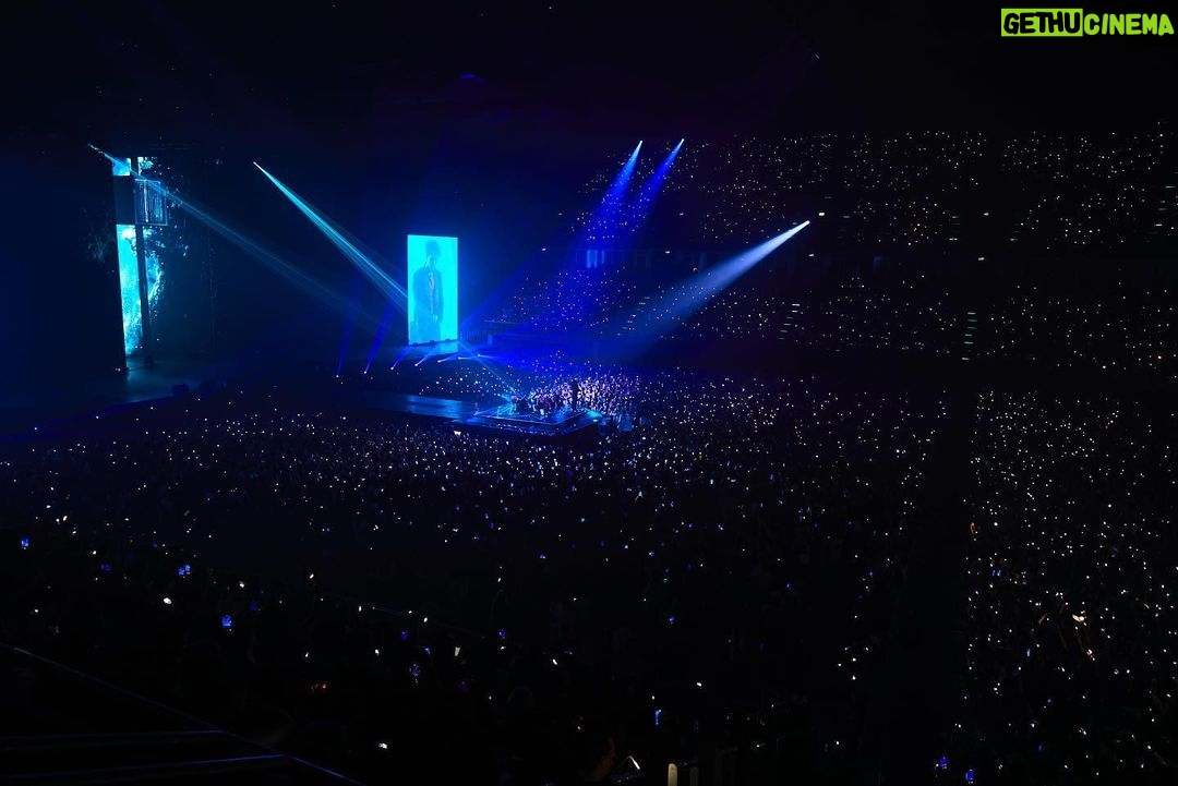 Jackson Wang Instagram - Thailand Thank you so much for welcoming me every time. Being there to witness my 1st solo concert 3 days straight Every time we meet, I feel so touched , emotional & blessed to see you all. I hope you can feel the difference about my show, and everyone who came can really bring some thoughts home. Thoughts about knowing & caring & believing more about yourself. I always aim to make you all proud as your artist & it’s true. Every single time, I will just do it over & over again telling myself that “I will and I can” even though I honestly have doubts too.. I have been always living under a lot of filters / shadows / labels / tags / around me. Went through tragedy & crisis. Even when I was an athlete Even my personal life with people around me. Friends & family & companies. We in society all go through the same thing/ same moment & it’s not easy for all. Lock down what u believe, ur vision & ur dream Do what u love and never rely & expect others to complete it for you cuz it’s your dream. I hope my audience could take this thought away and be someone you are proud of in your story. I appreciate & love you all as my audience, friends, family & loved ones. I care about how you are in your life. So I will make sure I tell you all this here and also through opportunities we get to meet face to face. Always Checking up on you all. You are the main role in your own movie. Find your magic. Love u Thailand forever - Jackson Wang MAGIC MAN - P.Jack🙏❤️ . ผมอยากขอบคุณแฟนๆทุกคนที่ต้อนรับผมอย่างอบอุ่นทุกครั้ง และมาดูคอนเสิร์ตครั้งแรกของผม ทุกครั้งที่เราได้เจอกันผมสัมผัสได้และรู้สึกขอบคุณทุกครั้ง หวังว่าคอนเสิร์ตของผมจะเป็นอะไรที่แตกต่างและทุกคนได้ข้อคิดกลับบ้านในการที่รู้จักตัวตนของตัวเองมากขึ้นและแคร์ตัวเองมากขึ้น ลงมือทำสิ่งที่คุณรัก อย่าคาดหวังให้คนอื่นมาช่วยให้คุณทำสิ่งนั้นให้สำเร็จ เพราะมันคือความฝันของคุณ ผมขอบคุณทุกๆคนในฐานะผู้ชม, เพื่อน, ครอบครัว, และคนที่ผมรัก. ผมรักและแคร์ทุกๆคนว่าชีวิตทุกคนจะเป็นยังไง ผมเลยอยากแชร์เรื่องราวและ ประสบการณ์ของผมให้ทุกคนในช่องทางนี้หรือทุกครั้งที่เรามีโอกาสได้เจอกัน คุณคือตัวละครหลักในหนังชีวิตของคุณเอง Find your Magic เลิฟยูไทยแลนด์...ตลอดไป - แจ็คสัน แวง เมจิกแมน - พี่แจ็คของทุกคน #MAGICMAN #MAGICMANWorldTour
