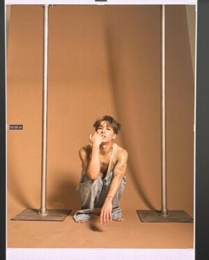 Jackson Wang Instagram - OCT < anniversary > cover 
@voguesingapore
Bcut
.
#MAGICMAN 
Kiss me on tour 💋
