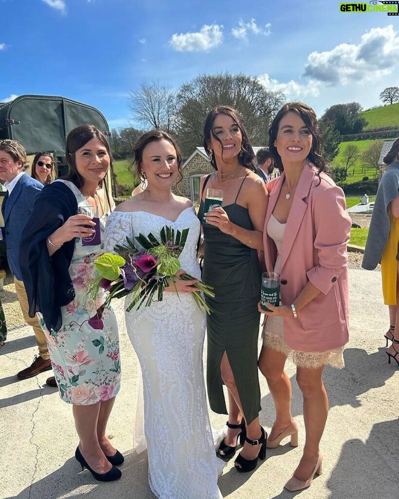 Jade Ramsey Instagram - 08.04.2023 🌼 Got dressed up for an amazing weekend celebrating the wedding of @_em_forsyth & @skywalkers_lens 💍🥂…Was perfect sunshine in the prettiest place with the funnest people!!! Hope Farm, Dorset