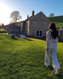 Jade Ramsey Instagram - 08.04.2023 🌼 Got dressed up for an amazing weekend celebrating the wedding of @_em_forsyth & @skywalkers_lens 💍🥂…Was perfect sunshine in the prettiest place with the funnest people!!! Hope Farm, Dorset