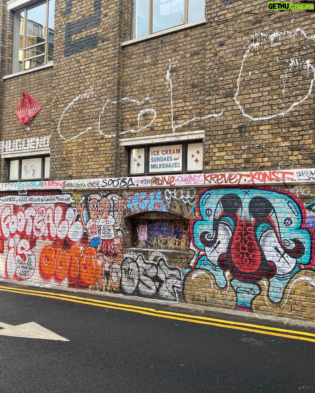Jade Ramsey Instagram - 📍shoreditch 💂🏼 Shoreditch East London