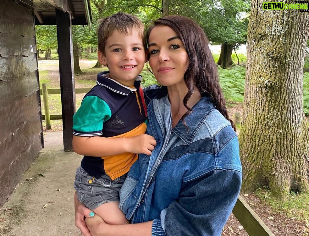 Jade Ramsey Instagram - Love a British picnic in the forest (and it didn’t rain 🌧🐴) ….such a nice day with family & friends 🌳☺️ The New Forest
