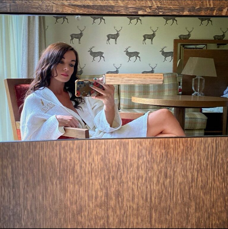 Jade Ramsey Instagram - love a good hotel dressing gown 🧚‍♀️… spa days are the best days ✨ Carey’s Manor Hotel and Spa