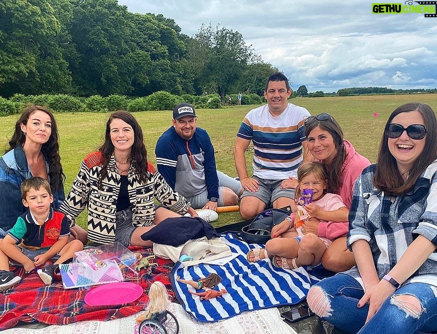 Jade Ramsey Instagram - Love a British picnic in the forest (and it didn’t rain 🌧🐴) ….such a nice day with family & friends 🌳☺️ The New Forest