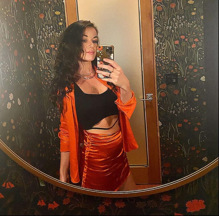 Jade Ramsey Instagram - …was brave and wore orange 🍊 Los Feliz